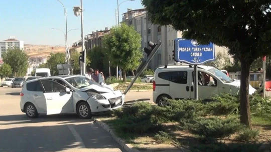 Elazığ'da kontrolden çıkan otomobil önce araca ardından trafik ışığına çarptı