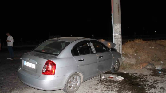 Elazığ'da kontrolden çıkan otomobil aydınlatma direğine çarptı: 6 yaralı
