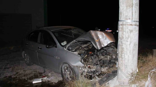 Elazığ'da kontrolden çıkan otomobil aydınlatma direğine çarptı: 6 yaralı