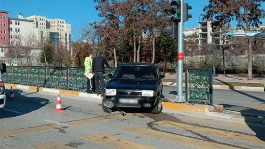 Elazığ'da kontrolünü kaybeden sürücü refüje çıktı