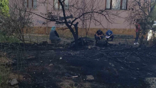 Elazığ'da korkutan yangın: Alevler evlere sıçramadan söndürüldü