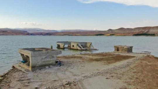 Elazığ'da kuraklık nedeni ile sular çekildi, 75 yıllık okul gün yüzüne çıktı