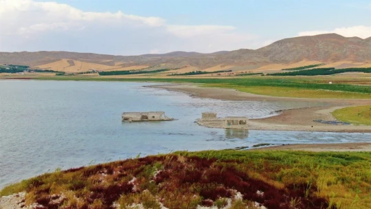 Elazığ'da kuraklık nedeni ile sular çekildi, 75 yıllık okul gün yüzüne çıktı