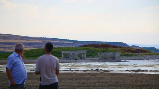 Elazığ'da kuraklık nedeni ile sular çekildi, 75 yıllık okul gün yüzüne çıktı