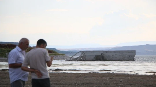 Elazığ'da kuraklık nedeni ile sular çekildi, 75 yıllık okul gün yüzüne çıktı
