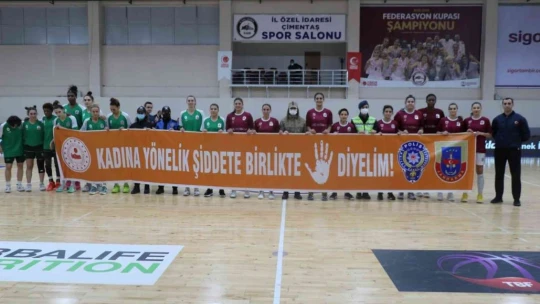 Elazığ'da maçta kadına şiddete pankartlı tepki
