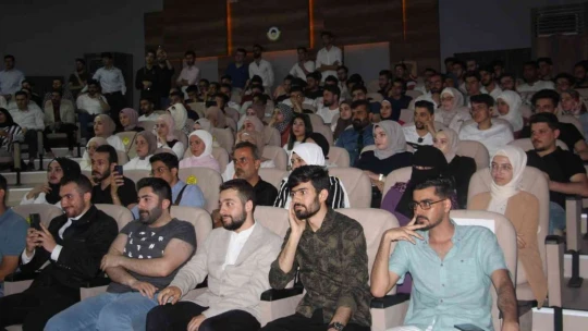 Elazığ'da mezun olan yabancı uyruklu 100 öğrenci şiir gecesinde buluştu