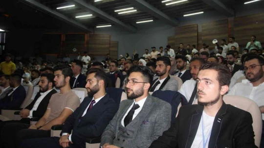 Elazığ'da mezun olan yabancı uyruklu 100 öğrenci şiir gecesinde buluştu