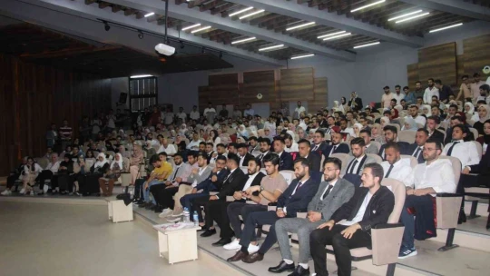 Elazığ'da mezun olan yabancı uyruklu 100 öğrenci şiir gecesinde buluştu