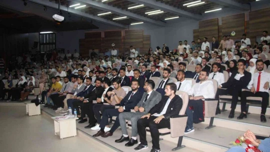Elazığ'da mezun olan yabancı uyruklu 100 öğrenci şiir gecesinde buluştu