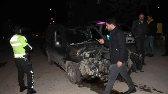 Elazığ'da minibüs ile hafif ticari araç çarpıştı: 7 yaralı