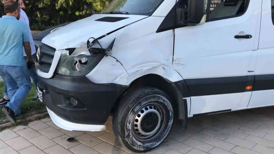 Elazığ'da minibüs ile otomobil çarpıştı: 2 yaralı