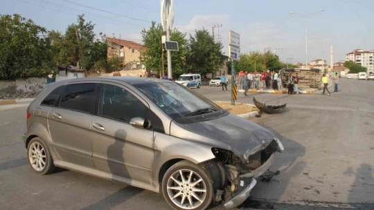 Elazığ'da minibüs ile otomobil çarpıştı: 8 yaralı