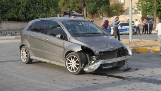 Elazığ'da minibüs ile otomobil çarpıştı: 8 yaralı