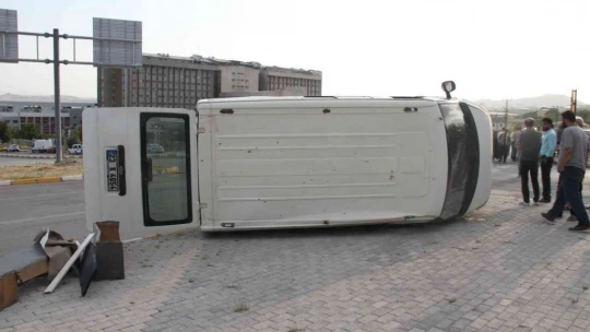 Elazığ'da minibüs ile otomobil çarpıştı: 8 yaralı