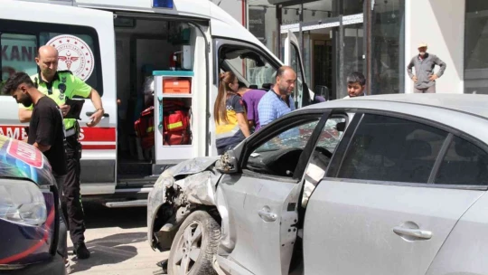 Elazığ'da minibüs ile otomobil çarpıştı: 1 yaralı