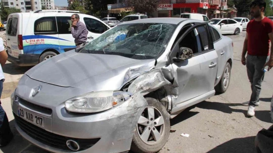 Elazığ'da minibüs ile otomobil çarpıştı: 1 yaralı