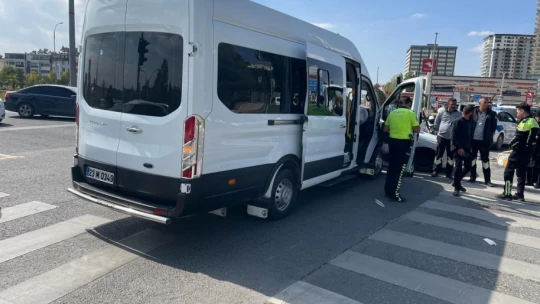 Elazığ'da minibüs ile otomobil çarpıştı: 3 yaralı