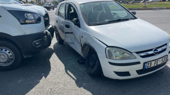 Elazığ'da minibüs ile otomobil çarpıştı: 3 yaralı