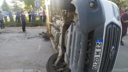 Elazığ'da minibüs, otomobil ve motosiklet kaza yaptı: 19 yaralı
