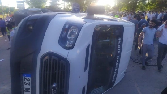 Elazığ'da minibüs, otomobil ve motosiklet kaza yaptı: 19 yaralı