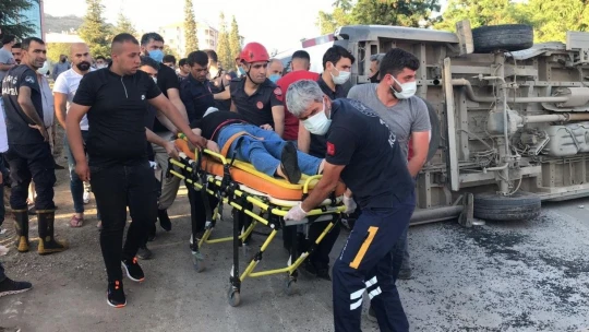 Elazığ'da minibüs, otomobil ve motosiklet kaza yaptı: 19 yaralı