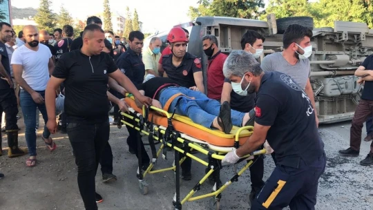 Elazığ'da minibüs, otomobil ve motosiklet kaza yaptı: 19 yaralı