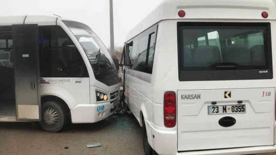 Elazığ'da minibüsler çarpıştı: 1 yaralı