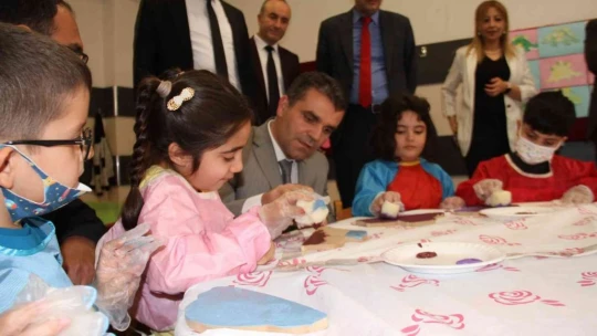 Elazığ'da minik öğrenciler ahşap boyama etkinliğinde