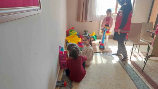 Elazığ'da misafir edilen depremzede çocuklara oyuncak hediyesi