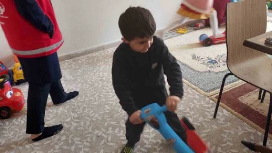 Elazığ'da misafir edilen depremzede çocuklara oyuncak hediyesi