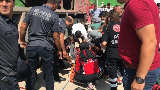 Elazığ'da motosiklet kamyonun altına girdi: 1 ölü, 1 ağır yaralı