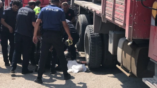 Elazığ'da motosiklet kamyonun altına girdi: 1 ölü, 1 ağır yaralı