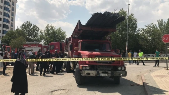 Elazığ'da motosiklet kamyonun altına girdi: 1 ölü, 1 ağır yaralı