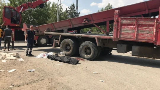 Elazığ'da motosiklet kamyonun altına girdi: 1 ölü, 1 ağır yaralı