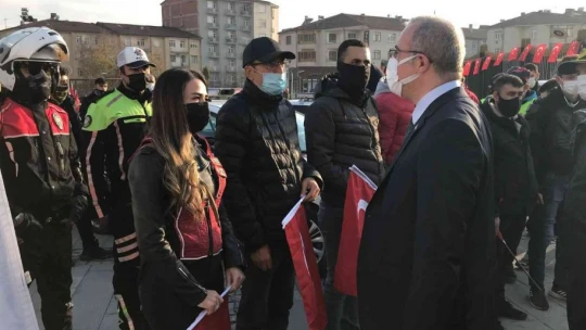 Elazığ'da motosiklet sürücülerine kask dağıtıldı