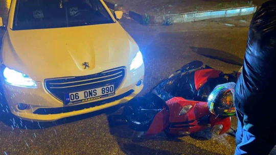 Elazığ'da motosikletli kurye ile otomobil çarpıştı: 1 yaralı