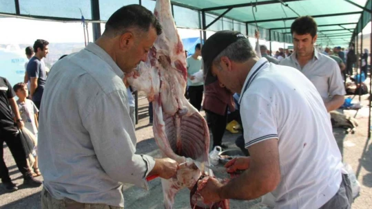 Elazığ'da namazdan çıkan vatandaşlar kurbanlarını kesti
