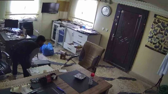 Elazığ'da ofis malzemesi çalan şüpheli kameralara yakalandı