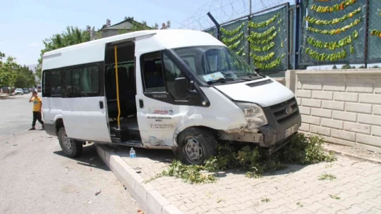 Elazığ'da öğrenci minibüsü ile otomobil çarpıştı: 5 yaralı