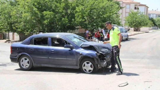 Elazığ'da öğrenci minibüsü ile otomobil çarpıştı: 5 yaralı