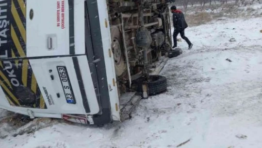 Elazığ'da öğrenci servisi yan yattı: 1 yaralı