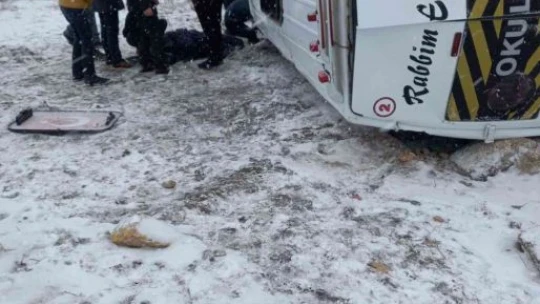 Elazığ'da öğrenci servisi yan yattı: 1 yaralı