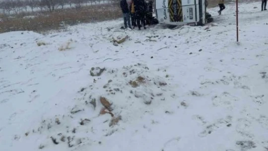 Elazığ'da öğrenci servisi yan yattı: 1 yaralı