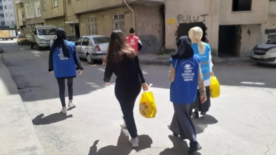 Elazığ'da öğrenciler hazırladıkları erzak kolilerini dağıttı