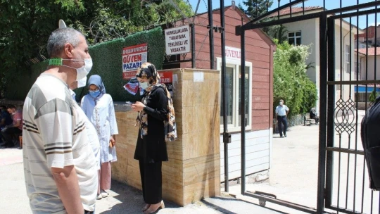 Elazığ'da öğrenciler içeride aileler dışarıda ter döktü