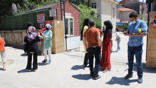 Elazığ'da öğrenciler içeride aileler dışarıda ter döktü