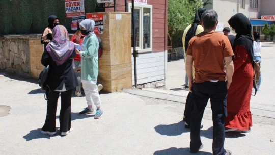 Elazığ'da öğrenciler içeride aileler dışarıda ter döktü