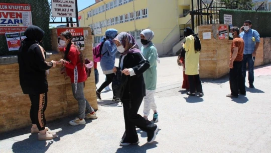 Elazığ'da öğrenciler içeride aileler dışarıda ter döktü