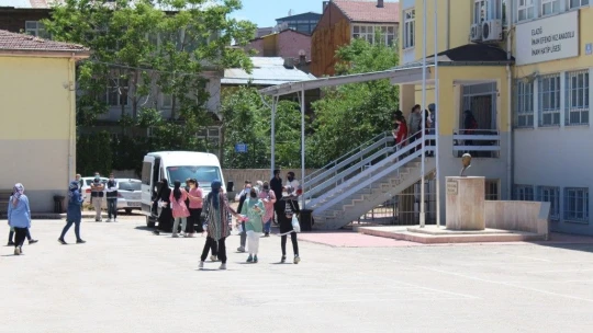 Elazığ'da öğrenciler içeride aileler dışarıda ter döktü